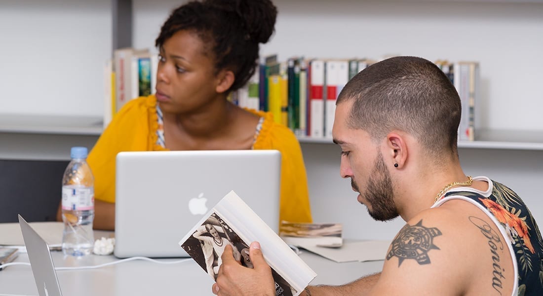 Etudiants au travail a la BCU Lausanne site Provence.